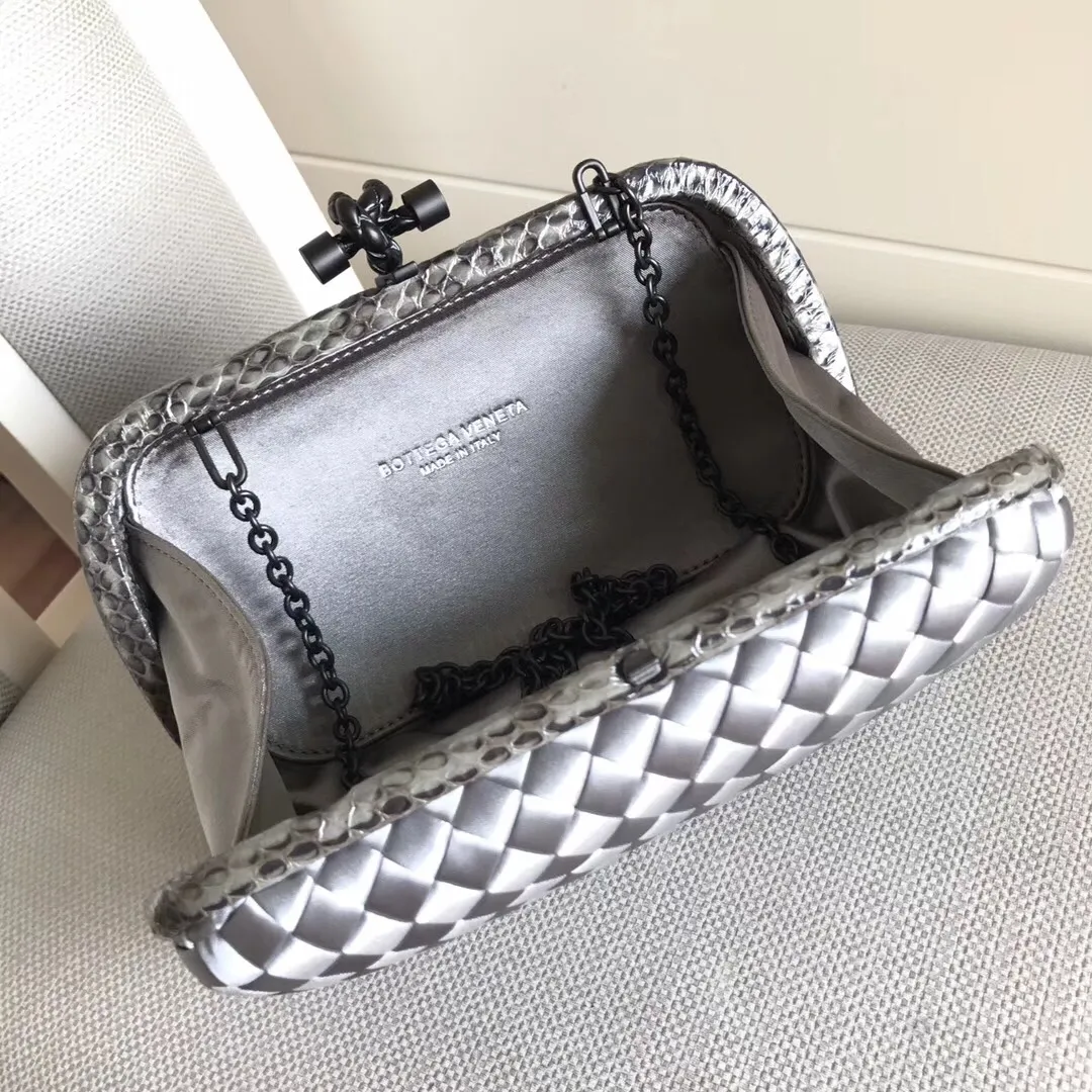 Model 8651 The popular Knot clutch ~ is made of exquisite Japanese silk fabric with freshwater snakeskin piping. It looks elegant when worn cross-body or in the hand. Petite girls can also handle it. It can hold 2 iPhone X phones. Size: 20cm*12cm M56530